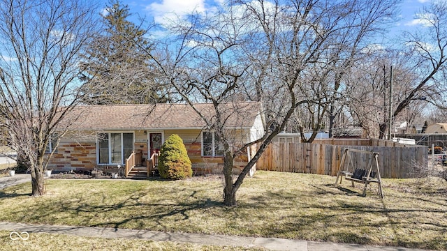 view of front facade featuring fence and a front yard