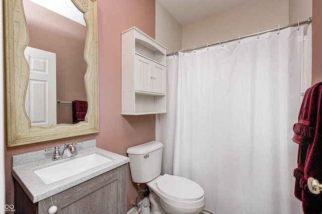 full bathroom featuring curtained shower, toilet, and vanity