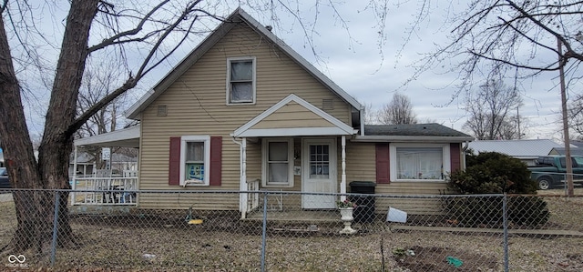 view of front of home featuring a fenced front yard