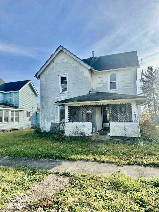 view of front of house with a front lawn