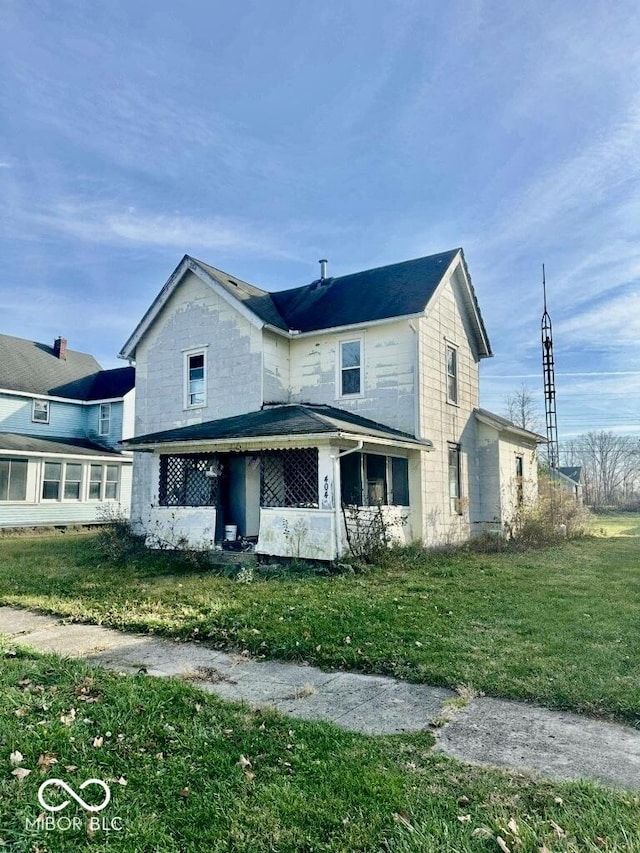 traditional home featuring a front lawn