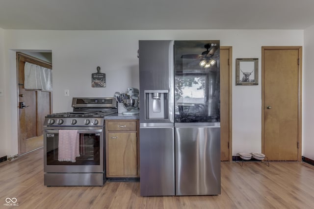 1459 S Josephine St, Martinsville, IN 46151 - kitchen with stainless steel appliances, light wood-style flooring, and a ceiling fan
