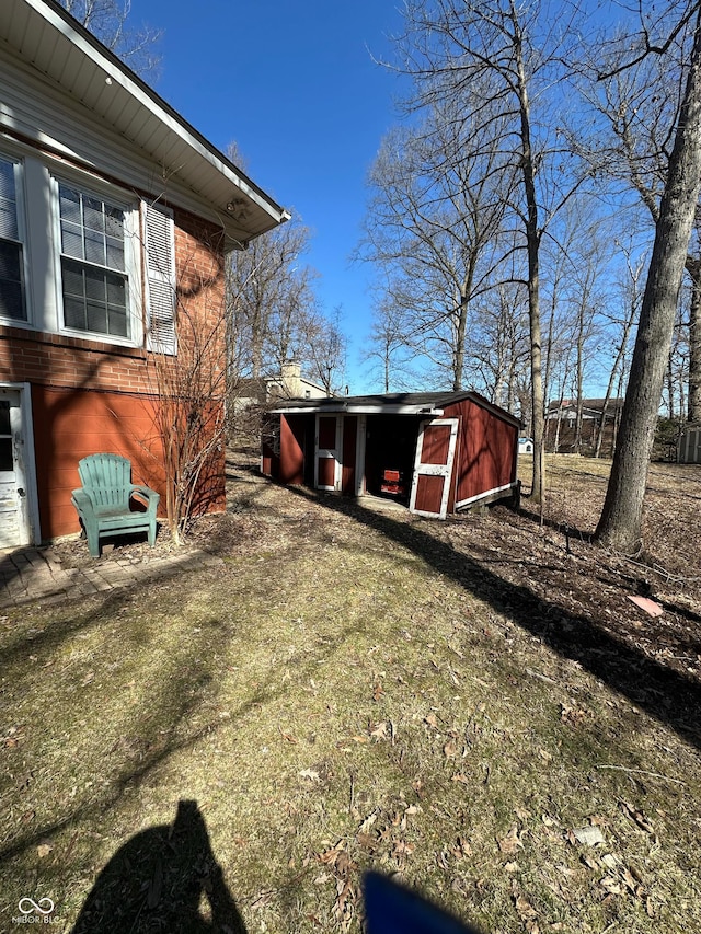 view of yard with an outbuilding and a storage unit