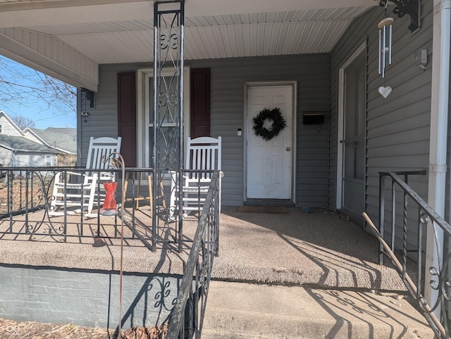 property entrance featuring a porch