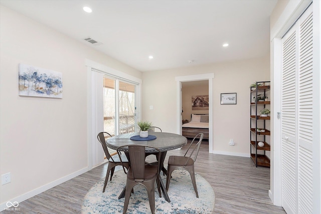 dining room with recessed lighting, light wood-style flooring, and baseboards