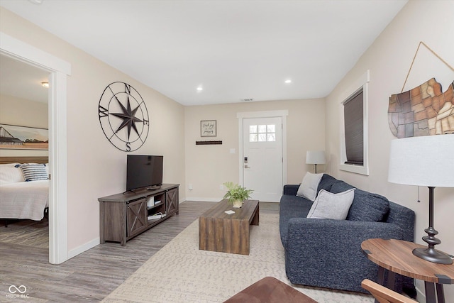 living area featuring recessed lighting, visible vents, baseboards, and wood finished floors