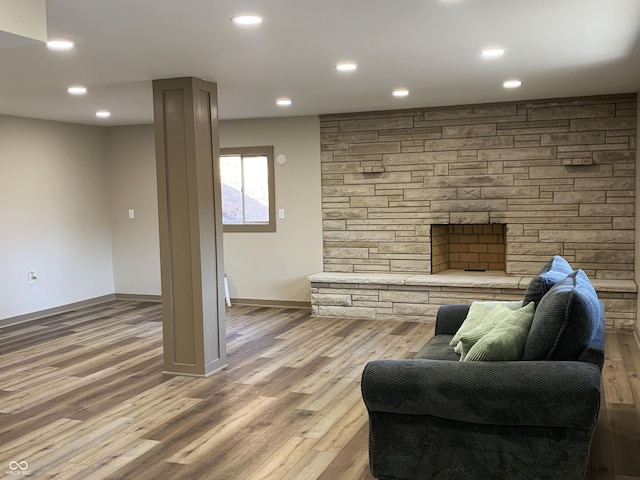 living area featuring recessed lighting, baseboards, and light wood-style flooring