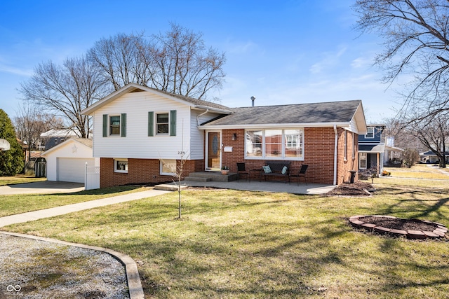 split level home featuring an outdoor structure, brick siding, a detached garage, and a front lawn