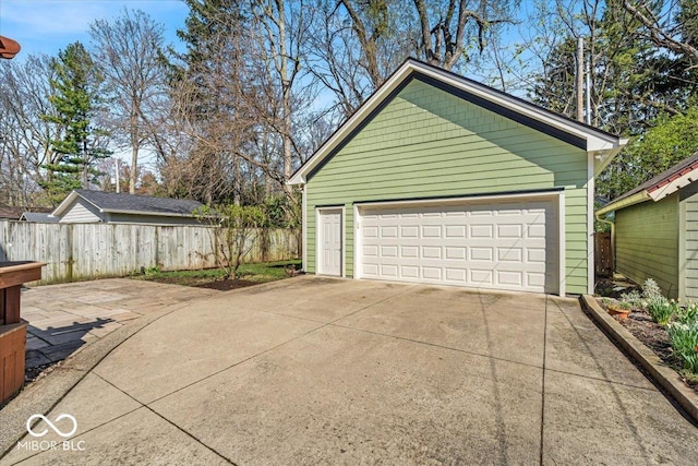 140 E 44th St, Indianapolis, IN 46205 - detached garage featuring fence