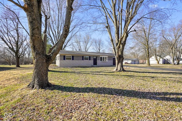 view of front of house featuring brick siding and a front lawn