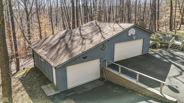 birds eye view of property featuring a wooded view