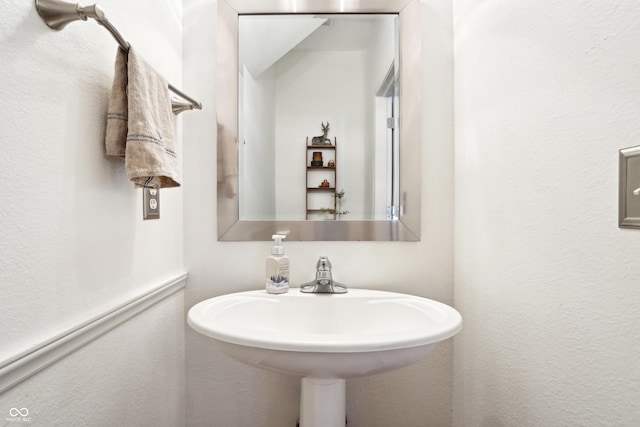 bathroom featuring a sink