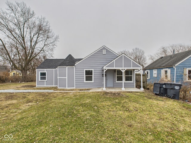 view of front facade featuring a patio, fence, and a front yard