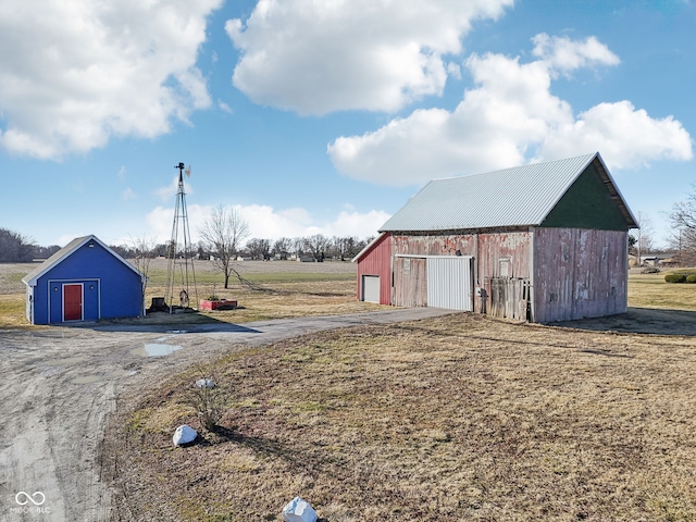 view of pole building with driveway