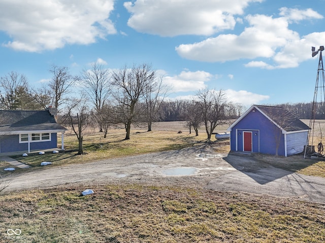 view of yard with driveway