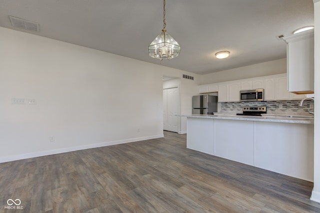 kitchen with a sink, decorative backsplash, visible vents, and stainless steel appliances