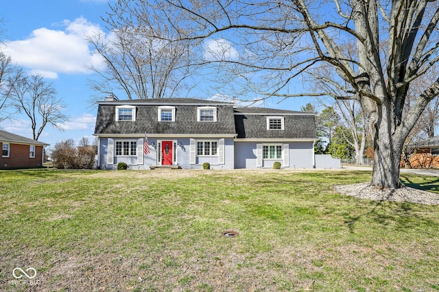 view of front of property featuring a front lawn and a shingled roof