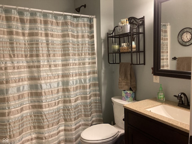 full bath with vanity, a shower with shower curtain, and toilet