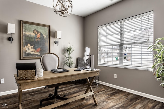 office area with an inviting chandelier, dark wood-type flooring, and baseboards