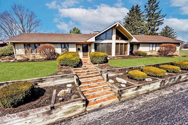 view of front of property featuring a front lawn