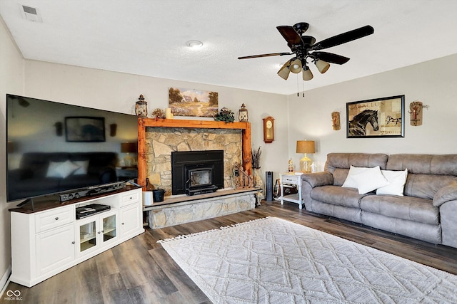 living room featuring dark wood finished floors, visible vents, and ceiling fan