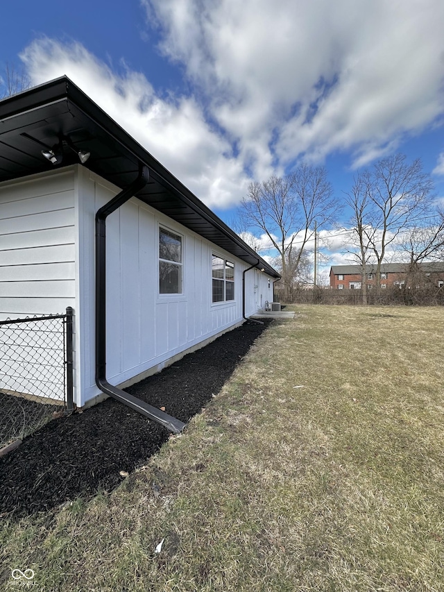 view of side of property featuring a lawn