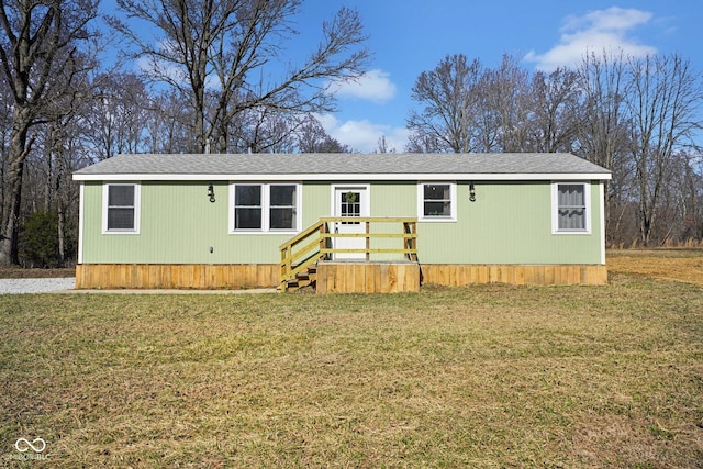 manufactured / mobile home with a front yard