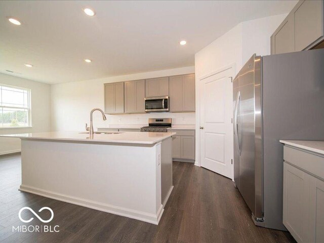 2254 Oakmont Dr, Plainfield, IN 46168 - kitchen featuring stainless steel appliances, a sink, gray cabinets, and recessed lighting
