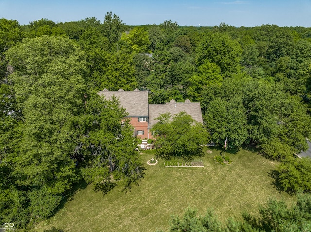 birds eye view of property featuring a forest view