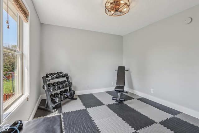 workout room with baseboards