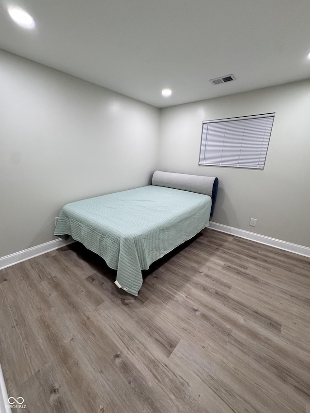 bedroom featuring visible vents, recessed lighting, baseboards, and wood finished floors