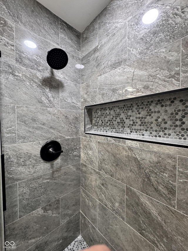 full bath featuring tiled shower