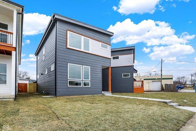 view of front of home featuring a front lawn and fence