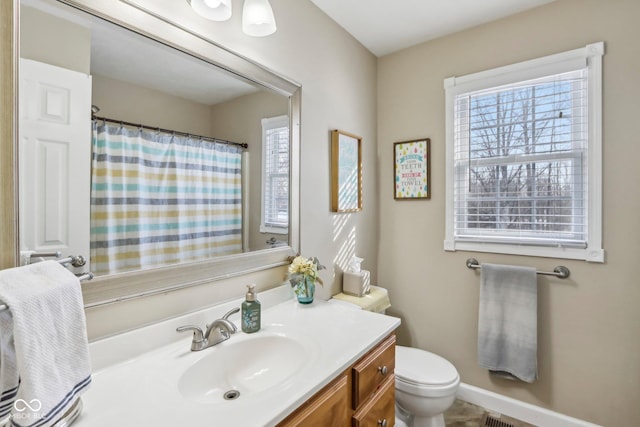 full bathroom with a shower with curtain, baseboards, toilet, and vanity