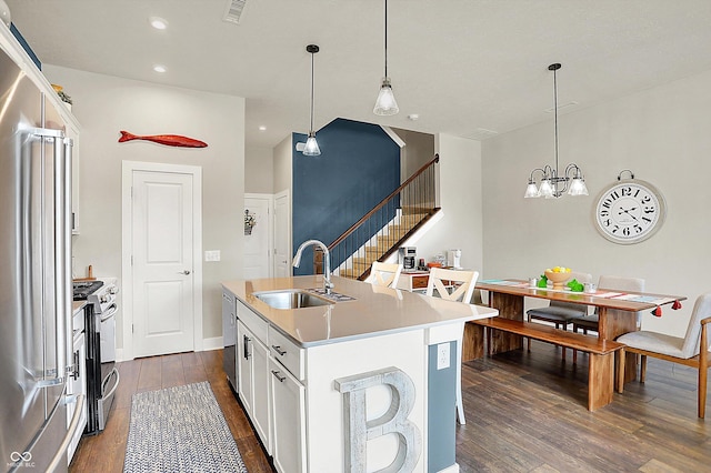 kitchen with visible vents, dark wood finished floors, appliances with stainless steel finishes, white cabinetry, and a sink