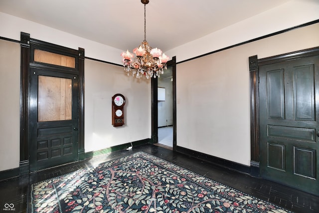 foyer featuring a barn door and baseboards