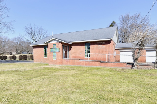 view of front of home with brick siding and a front lawn