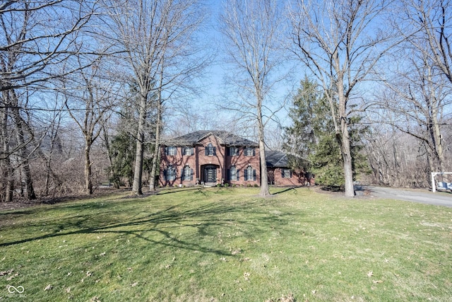 view of front of house featuring a front lawn