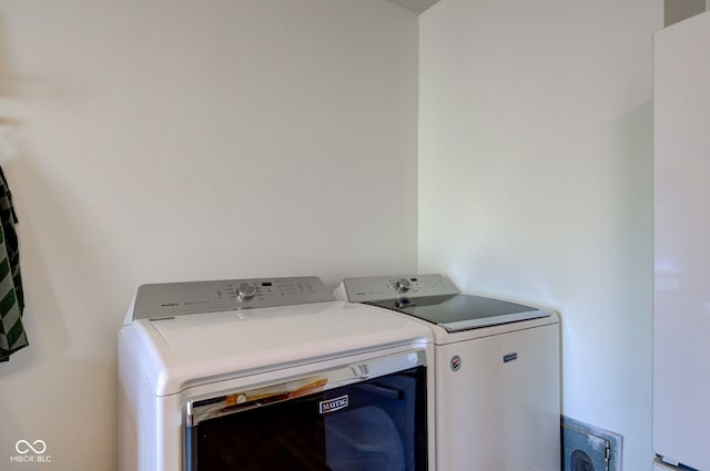 clothes washing area with laundry area and independent washer and dryer