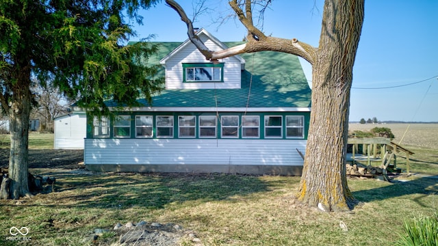 view of front of home with a front lawn