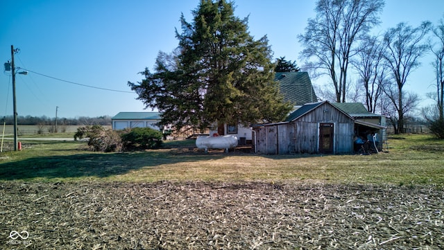 view of yard featuring an outbuilding and a barn