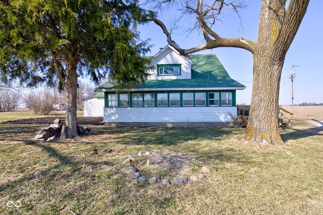 view of front of house featuring a front lawn