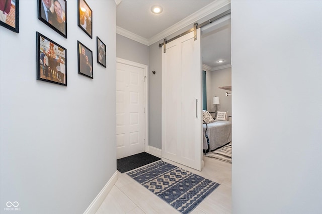 entryway with recessed lighting, baseboards, a barn door, and ornamental molding