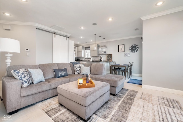 living area featuring recessed lighting, baseboards, a barn door, and ornamental molding