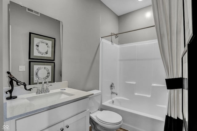 full bathroom featuring visible vents, shower / bath combo with shower curtain, toilet, and vanity