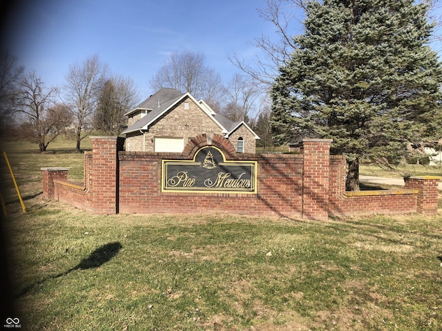 community / neighborhood sign featuring a lawn