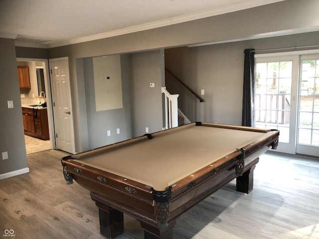 rec room with a sink, light wood-style floors, ornamental molding, and pool table