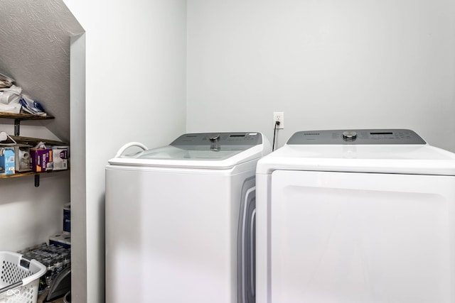 laundry room with laundry area and independent washer and dryer