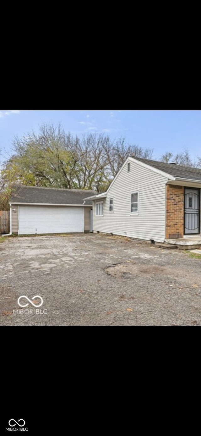 view of front of house featuring driveway