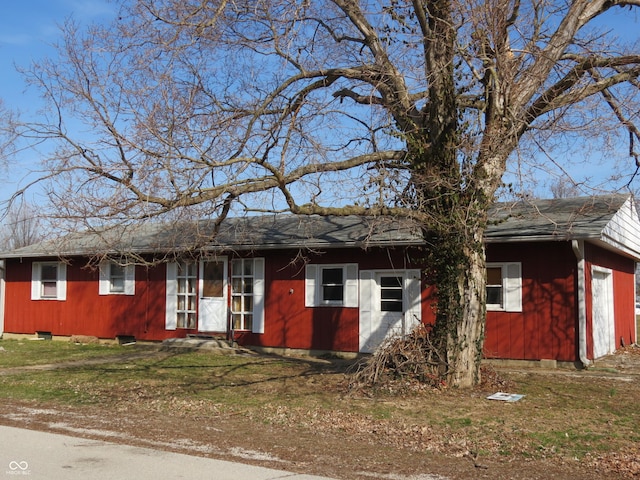 ranch-style home with roof with shingles